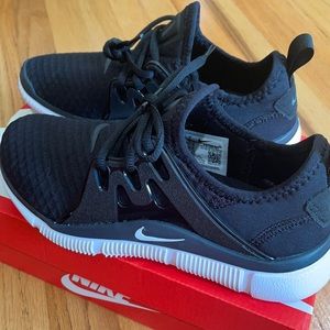 Woman’s Nike sneakers, brand new, size 7